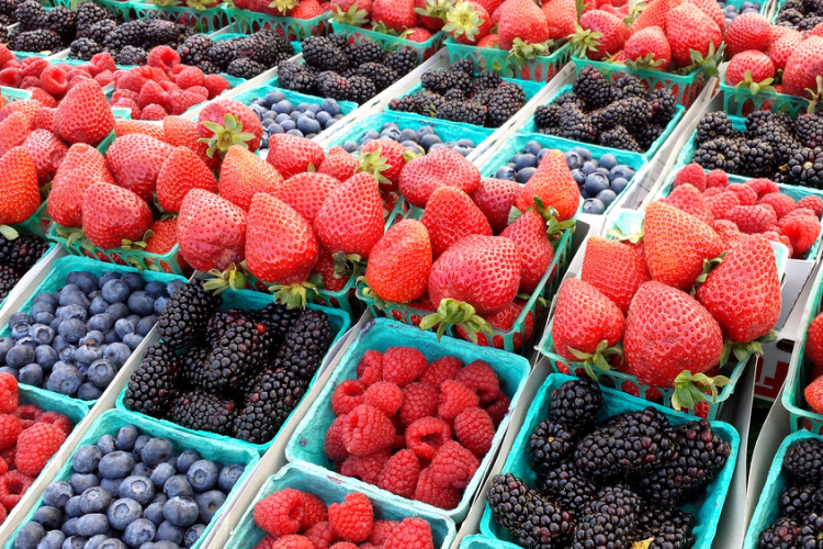 des moines farmers market berries