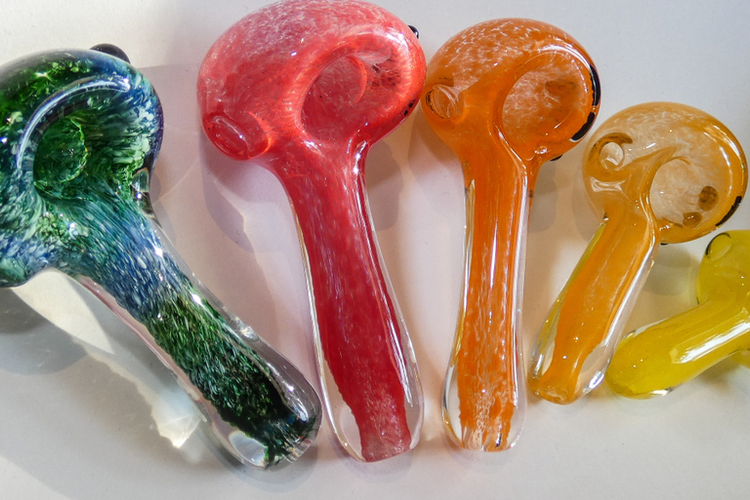 How to Use a Cannabis Pipes